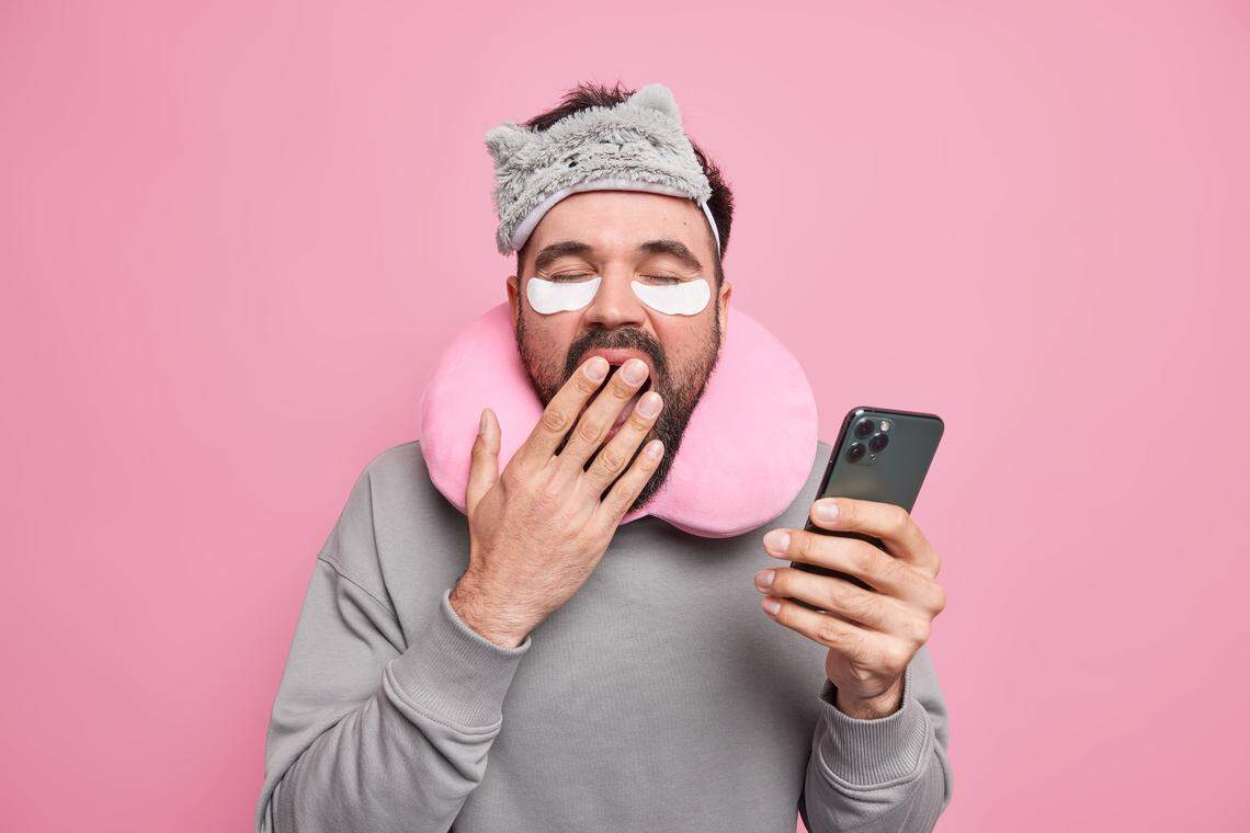 Cada vez más personas con problemas para dormir buscan soluciones que se proponen en las redes sociales.