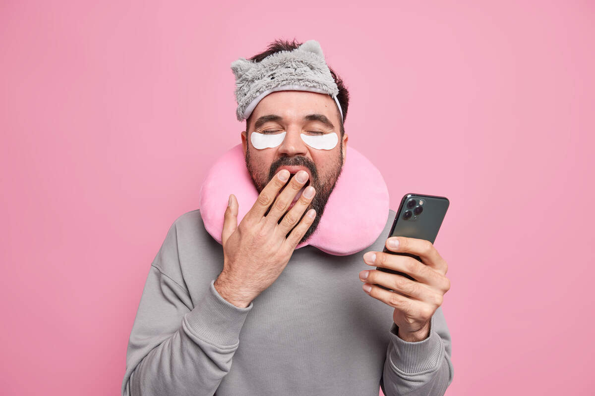 Cada vez más personas con problemas para dormir buscan soluciones que se proponen en las redes sociales.