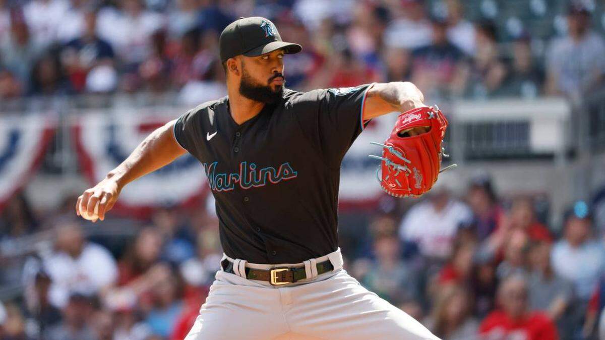Sandy Alcántara igualó una marca personal de ponches con 14 y lanzó ocho entradas de una carrera para que los Miami Marlins vencieran 4-1 a los Bravos en un parque Truist repletos de fanáticos de los Bravos de Atlanta.