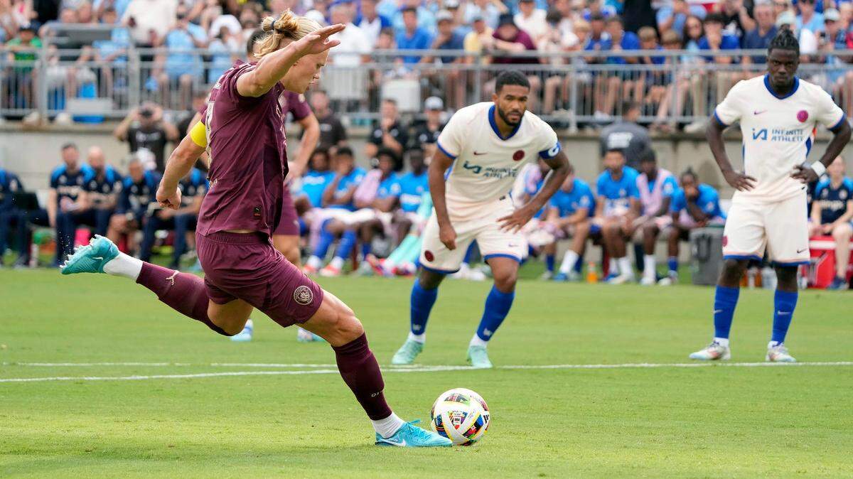 El delantero del Manchester City Erling Haaland anota un penal en un partido de pretemporada ante el Chelsea, el 3 de agosto de 2024 en Columbus, Ohio.