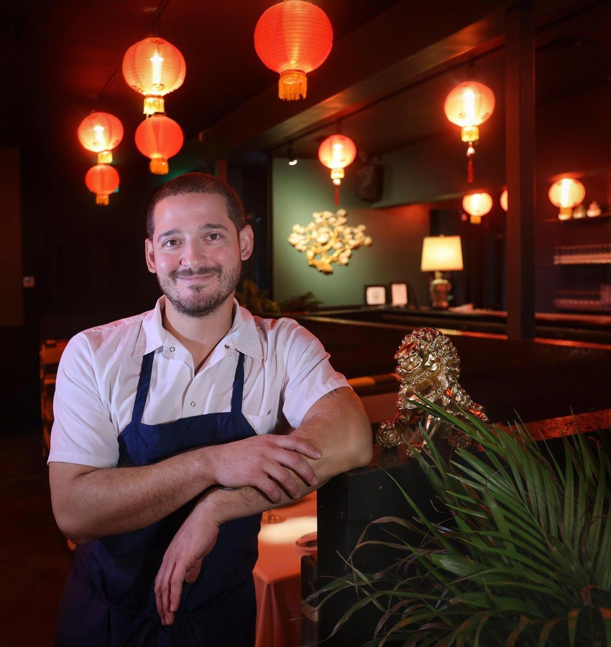 El chef Adrian Ochoa, quien creció en Kendall, en el cálido y acogedor interior del restaurante Double Luck en Miami.