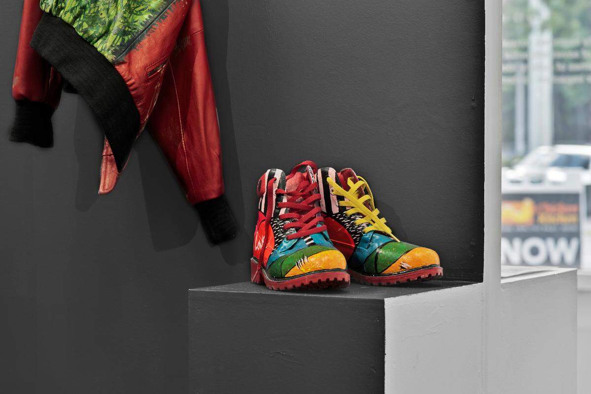 “Just so Cool”, 2021, de Daniela Sánchez. Botas de cuero pintadas a mano, tamaño 38.