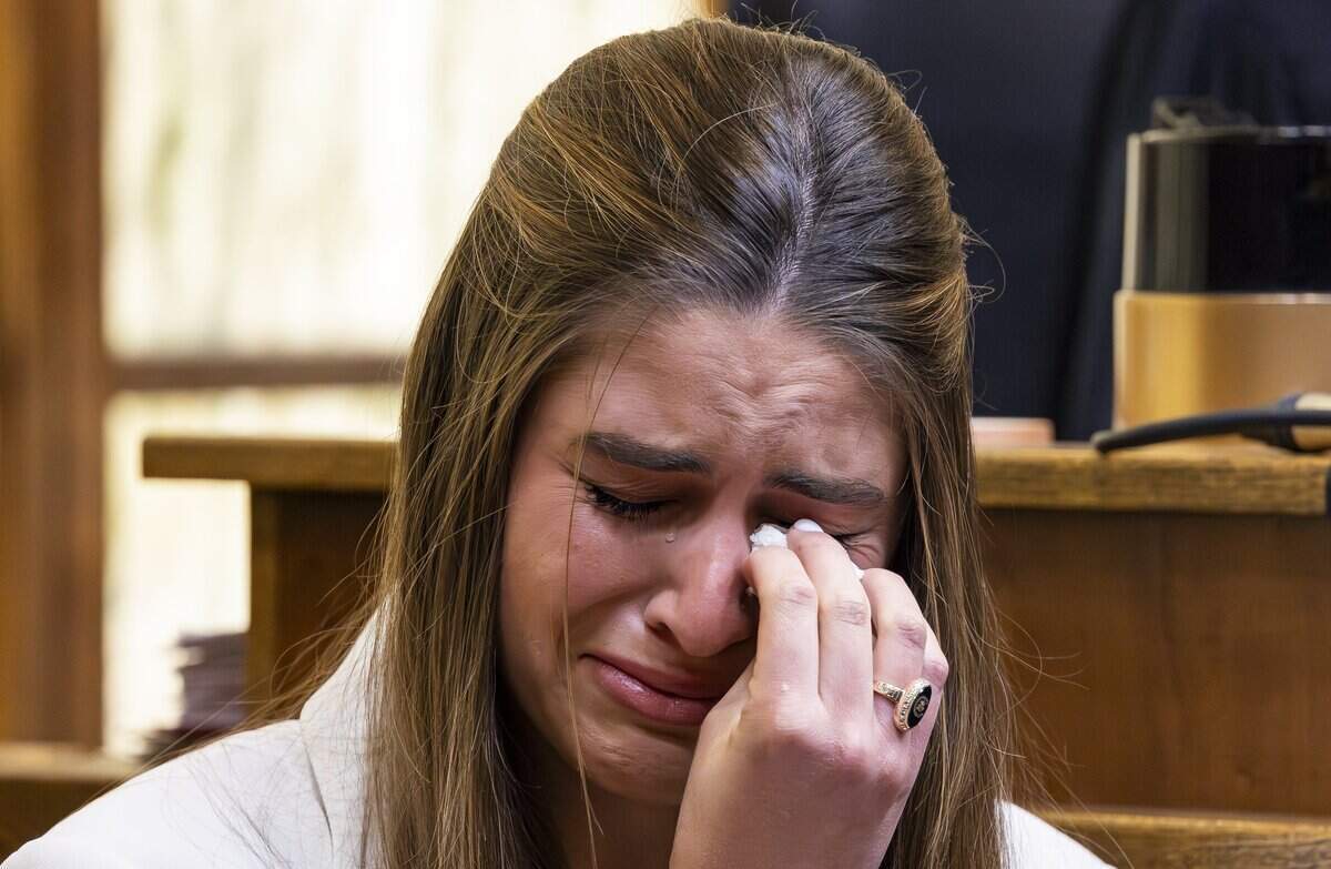 Claudia Portocarrero reacciona mientras testifica durante el juicio de George Pino en el Edificio de Justicia Richard E. Gerstein el martes 16 de junio de 2026, en Miami, Florida. Pino está acusado en relación con el accidente de barco en el que murió Lucy Fernández, de 17 años, en 2022.