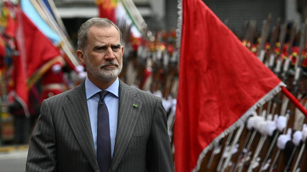 El rey de España, Felipe VI, pasa revista a una guardia de honor a su llegada para una reunión con el presidente de Bolivia, Rodrigo Paz, en la Plaza Murillo de La Paz, el 12 de marzo de 2026.