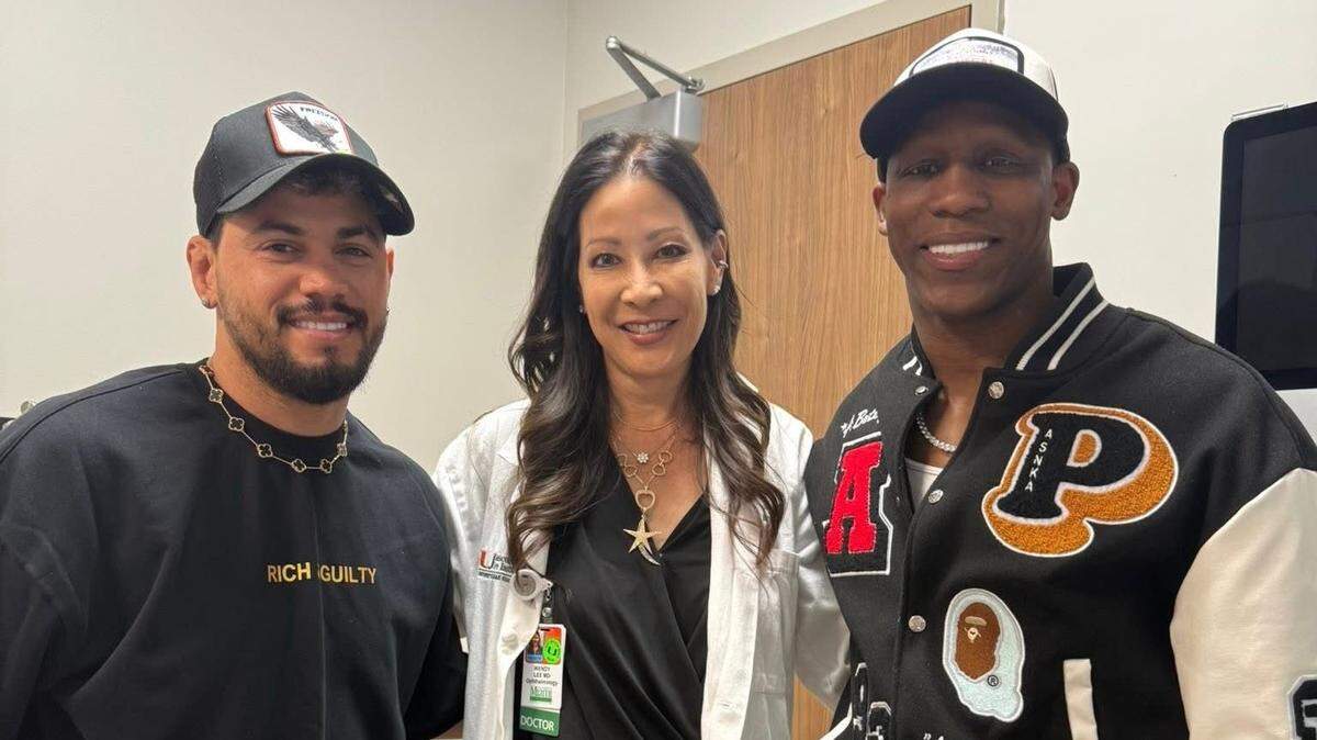 Yordenis Ugás (der.) lo tomó de la mano y lo llevó a verse con la oftalmóloga que lo trató tras su brutal guerra contra Errol Spence. Fue ella quien evaluó a Robeisy Ramírez y le dio el visto bueno.