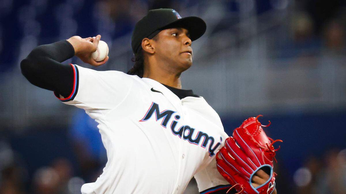 El abridor dominicano de los Marlins Edward Cabrera lanza en el primer inning del partido ante los Orioles de Baltimore, celebrado el 24 de julio de 2024 en Miami.
