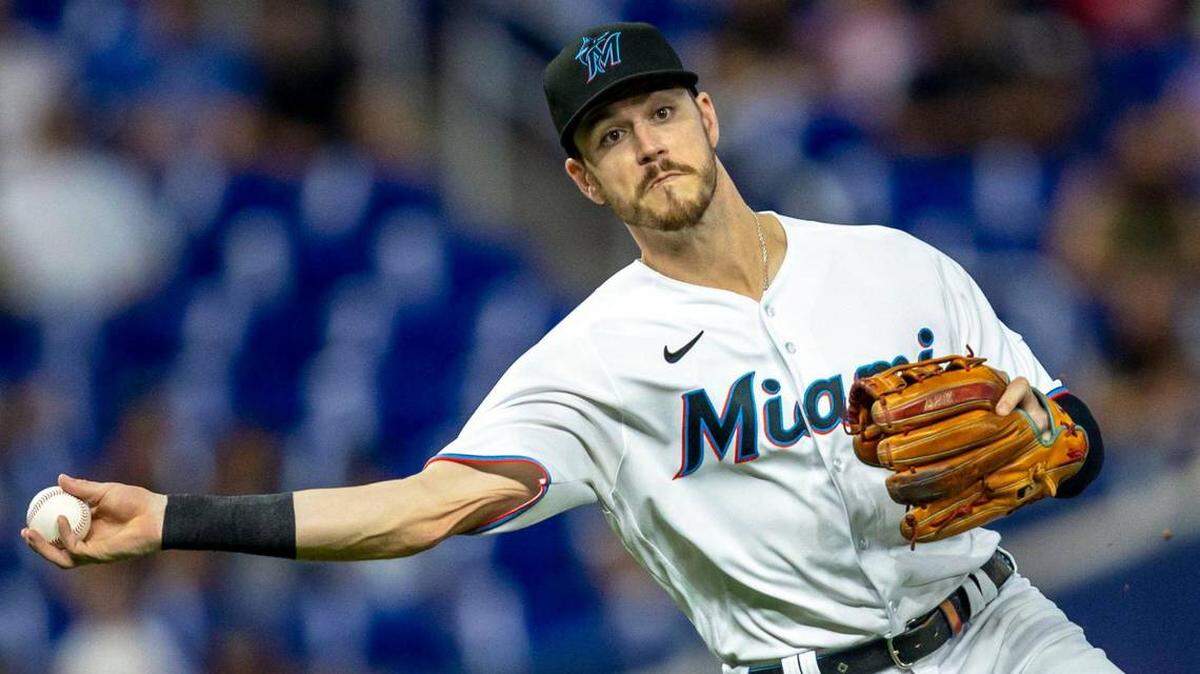 El tercera base de los Marlins de Miami, Brian Anderson (15), lanza la pelota al primera base Jesús Aguilar (99) durante la primera entrada de un juego de la MLB contra los Marineros de Seattle el sábado 30 de abril. del 2022.