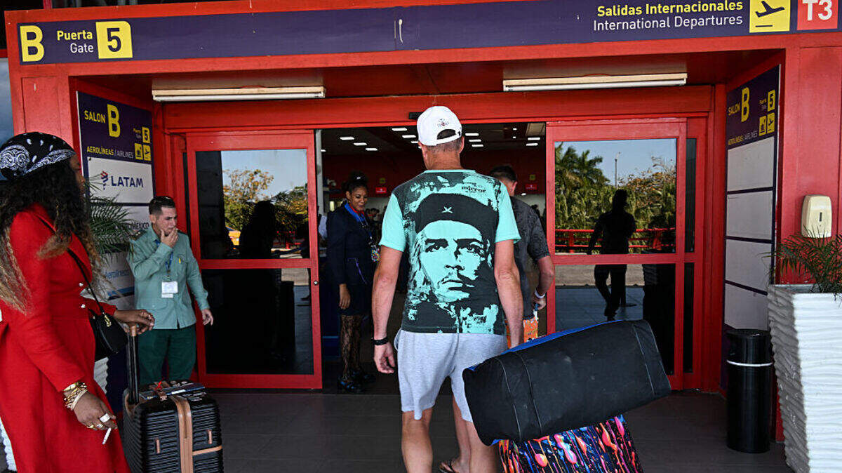 Un turista ruso lleva una camiseta con el rostro del Che Guevara para abordar un vuelo de regreso en el Aeropuerto Internacional José Martí de La Habana, Cuba, el 16 de febrero de 2026.