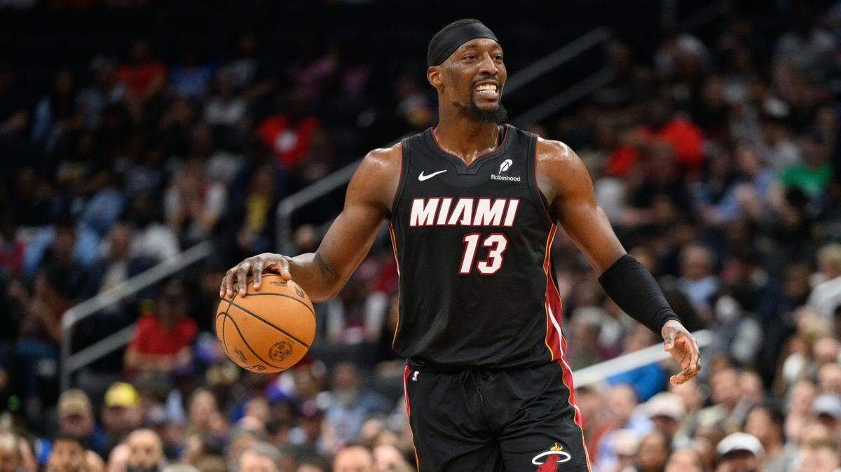 El jugador del Heat de Miami Bam Adebayo conduce el balón en el partido ante los Wizards, celebrado el 31 de marzo de 2025 en Washington.
