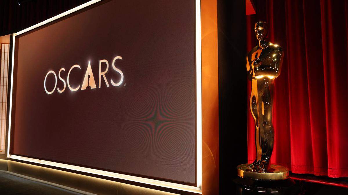 Estatuas de los Oscar adornan el escenario antes del inicio del anuncio de las nominaciones de la 98ª edición de los Premios de la Academia en el Teatro Samuel Goldwyn en Beverly Hills.