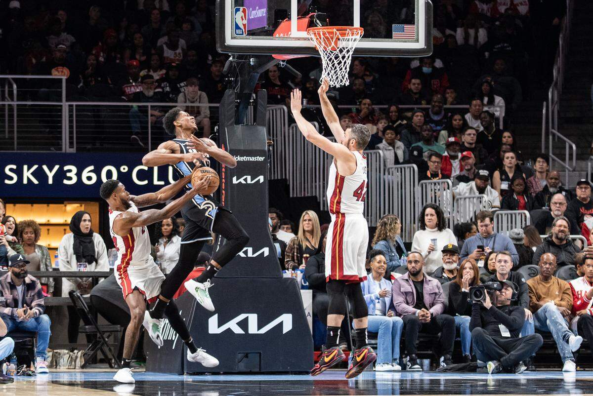 El jugador del Heat Haywood Highsmith (izq.) le arrebata un balón a De’Andre Hunter, de los Hawks, en el partido celebrado el 11 de noviembre de 2023 en Atlanta.