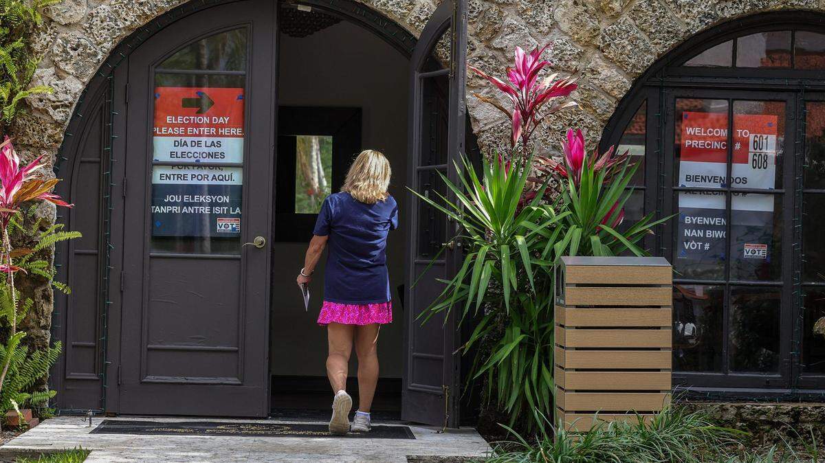 Una residente de Coral Gables ingresa a votar en el colegio electoral  del Coral Gables Country Club, el pasado  8 de abril.