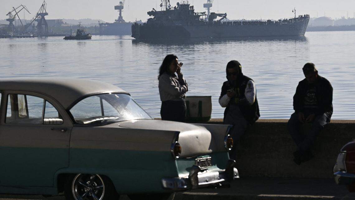 El buque de la Armada de México Isla Holbox (BAL-02) llega a la bahía de La Habana con ayuda humanitaria, el 12 de febrero de 2026.