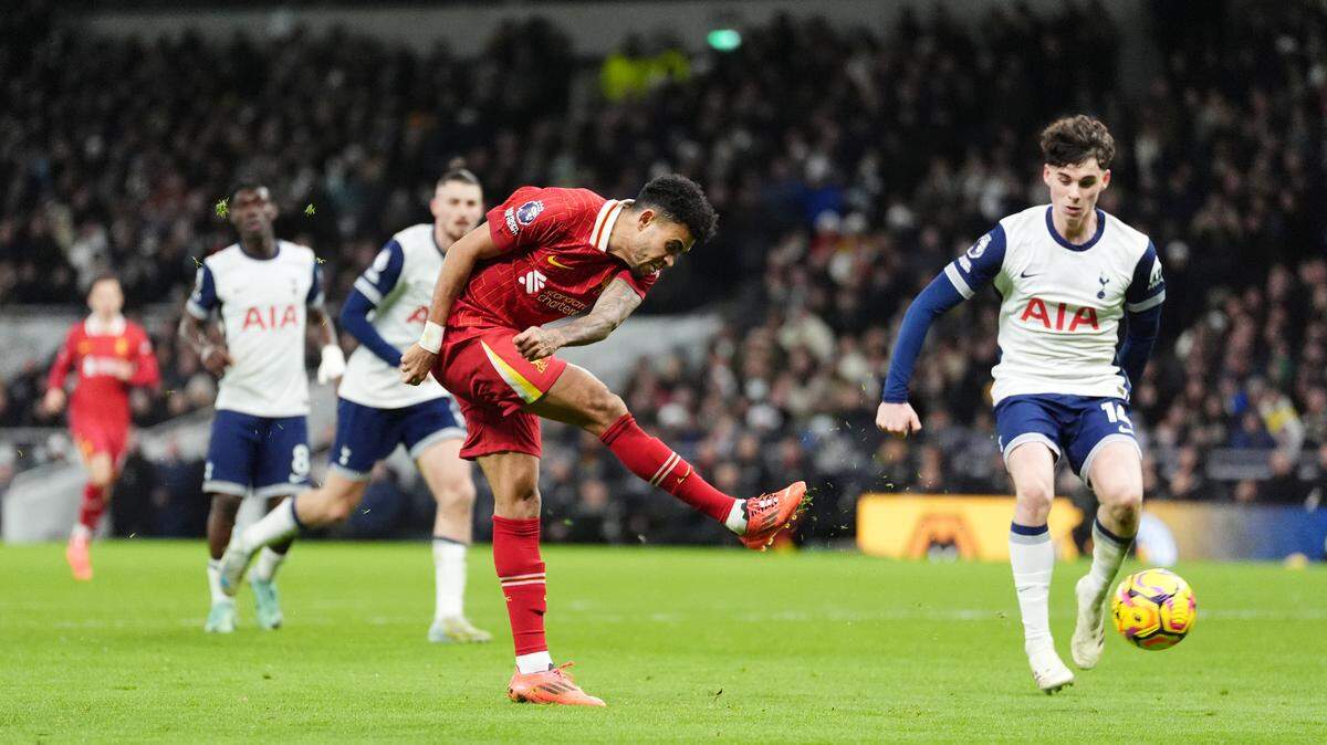 El delantero colombiano Luis Díaz anotó dos goles en el triunfo del Liverpool 6-3 ante el Tottenham, el domingo en la liga inglesa.