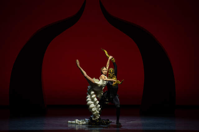 Dawn Atkins (Carmen) y Steven Loch (El Destino) en “Carmen”, coreografía de Annabelle López Ochoa.