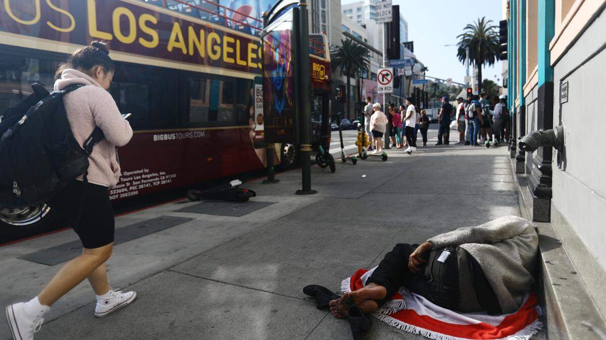 Un desamparado duerme el 6 de junio del 2019 en Hollywood Boulevard, en Los Ángeles. El censo de personas sin hogar en el condado de Los Ángeles del 2019 reveló que casi 59,000 personas viven actualmente en la calle.