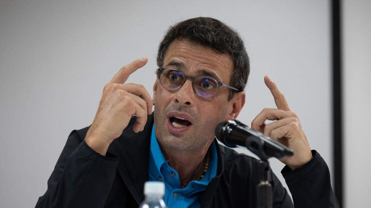  Foto de archivo. El líder opositor venezolano Henrique Capriles denunció el viernes que fue agredido por un grupo de mujeres supuestamente vinculadas al gobierno del presidente Nicolás Maduro durante un recorrido por una ciudad del estado central de Carabobo.