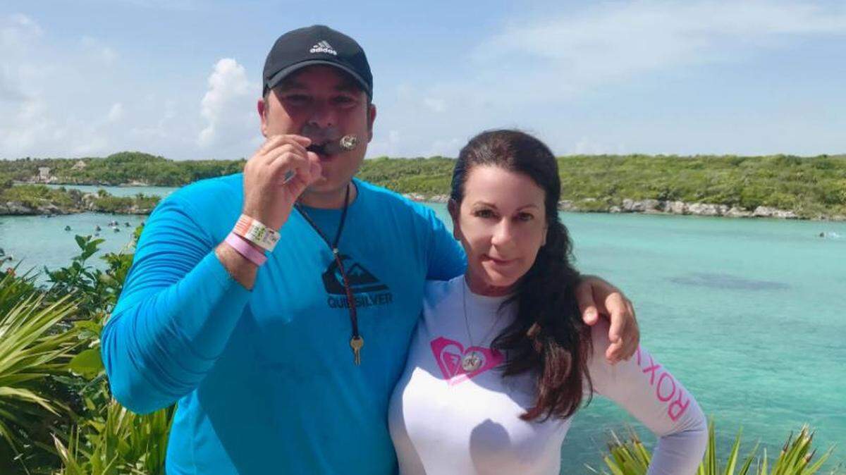 El actor y empresario Tony Cortés junto a su esposa Leonila Hernández Sánchez.