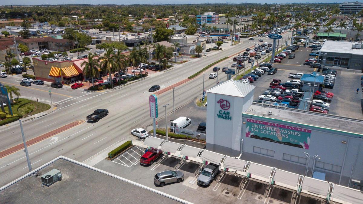 El Palacio de los Jugos, 1275 W 49th Street, a la izquierda, a lo largo de West 49th Street, en Hialeah el miércoles 11 de mayo de 2022