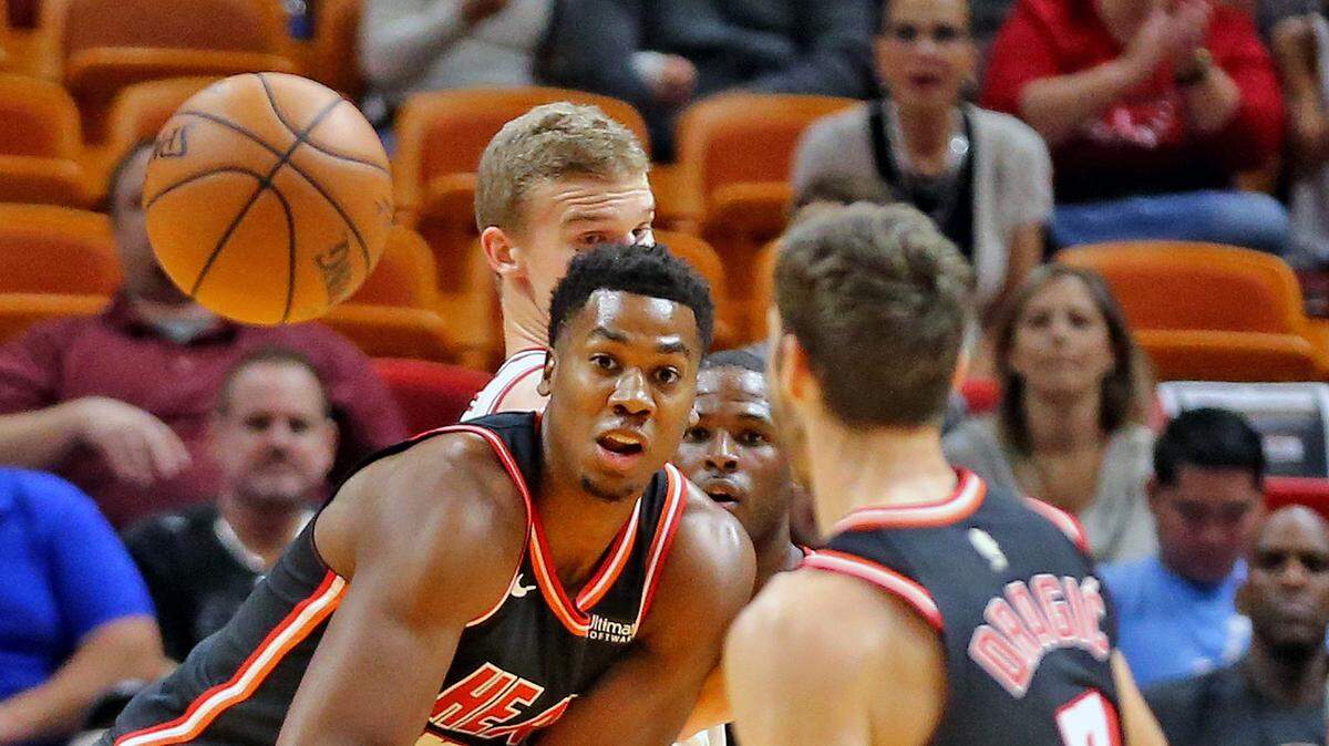 Hassan Whiteside le pasa la pelota a Goran Dragic en el partido entre el Heat y los Bulls, celebrado el 1ro de noviembre del 2017 en Miami.