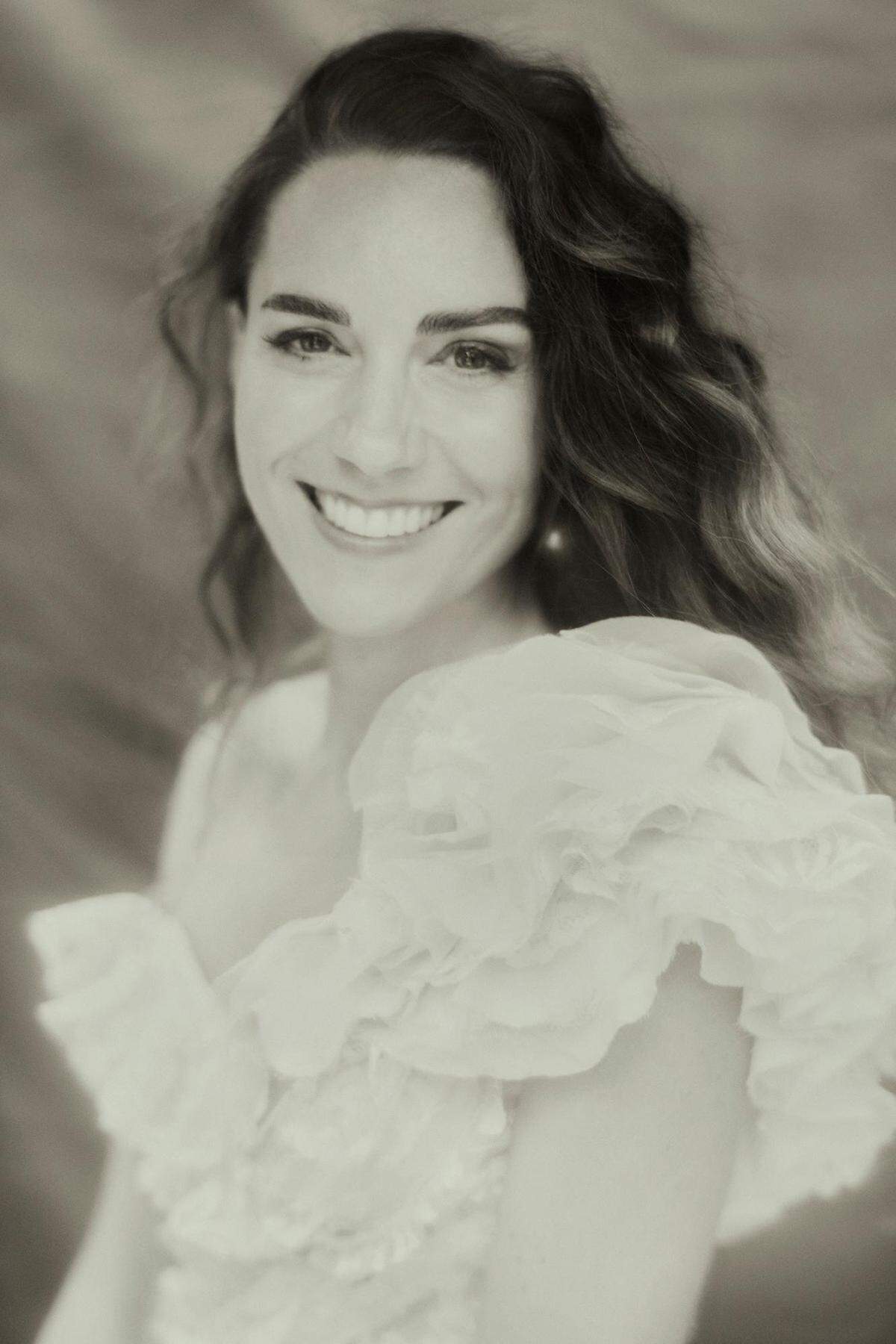 Esta fotografía de folleto publicada por el Palacio de Kensington el 8 de enero de 2022 muestra a la británica Catherine, duquesa de Cambridge en Kew Gardens, al suroeste de Londres, tomada en noviembre de 2021, marcando su cuadragésimo cumpleaños el 9 de enero de 2022. - El retrato, realizado por el fotógrafo Paolo Roversi, pasará a formar parte de la Colección permanente de la Galería Nacional de Retratos, de la que La Duquesa es Patrona. (Foto de Paolo Roversi / KENSINGTON PALACE / AFP)