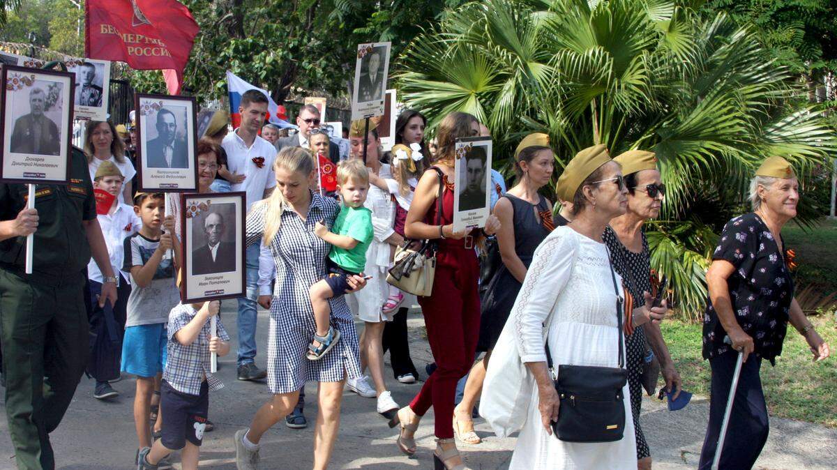 Foto de archivo: Personas con retratos de sus familiares que lucharon en la Segunda Guerra Mundial participan en un evento del Regimiento Inmortal que conmemora el aniversario 78 de la victoria sobre la Alemania nazi en la Segunda Guerra Mundial, el 7 de mayo de 2023 en La Habana.