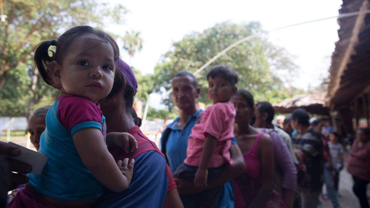 Foto de archivo. Familias de inmigrantes venezolanos esperan ser atendidas en un comedor de beneficencia en Cúcuta, Colombia, el 6 de febrero de 2019.