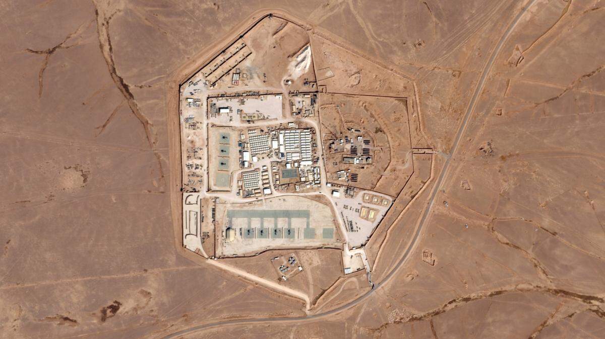 Esta foto de satélite tomada por Planet Labs PBC muestra la base militar de Estados Unidos conocida como Tower 22 (Torre 22), en el noreste de Jordania, el 12 de octubre de 2023. Al menos tres soldados estadounidenses murieron y más de 30 resultaron heridos tras un ataque de un dron enemigo el domingo 28 de enero de 2024.