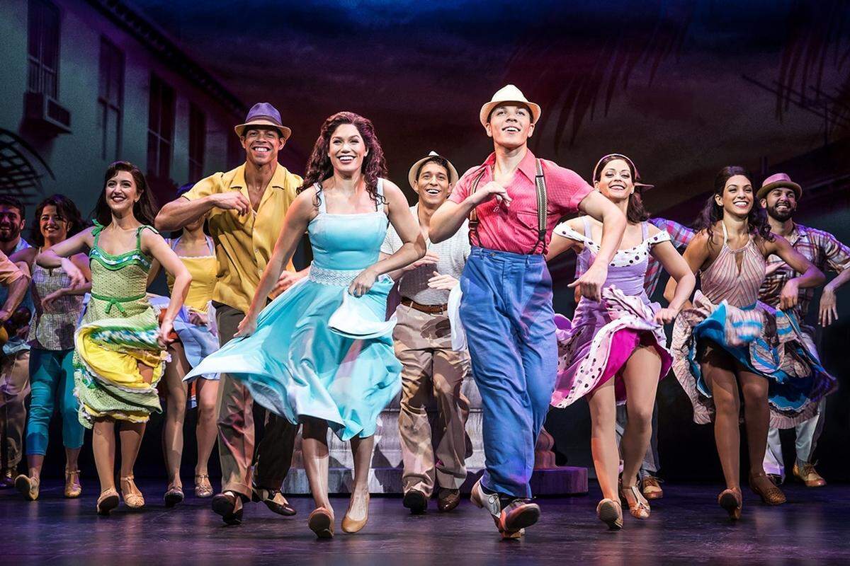 Christie Prades como Gloria Estefan, Adriel Flete y la compañía de gira del musical ON YOUR FEET! Puesta en escena original dirigida por Jerry Mitchell con coreografía de Sergio Trujillo. 