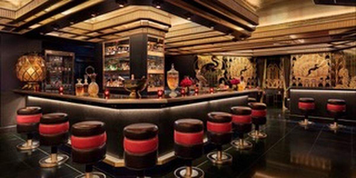 Saxony Bar en el Faena Hotel Miami Beach cuenta con un ambiente íntimo que recuerda el glamour de la época dorada de Hollywood.