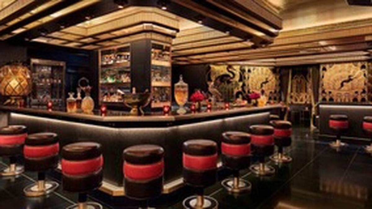 Saxony Bar en el Faena Hotel Miami Beach cuenta con un ambiente íntimo que recuerda el glamour de la época dorada de Hollywood.