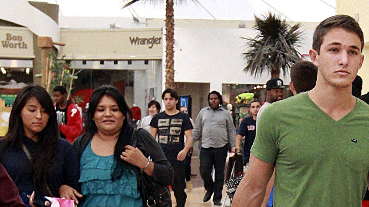 Dallas Sheinberg de Weston, arrastra su bolsa de compras a través de Sawgrass Mills Mall en Sunrise, Florida, en diciembre de 2012.