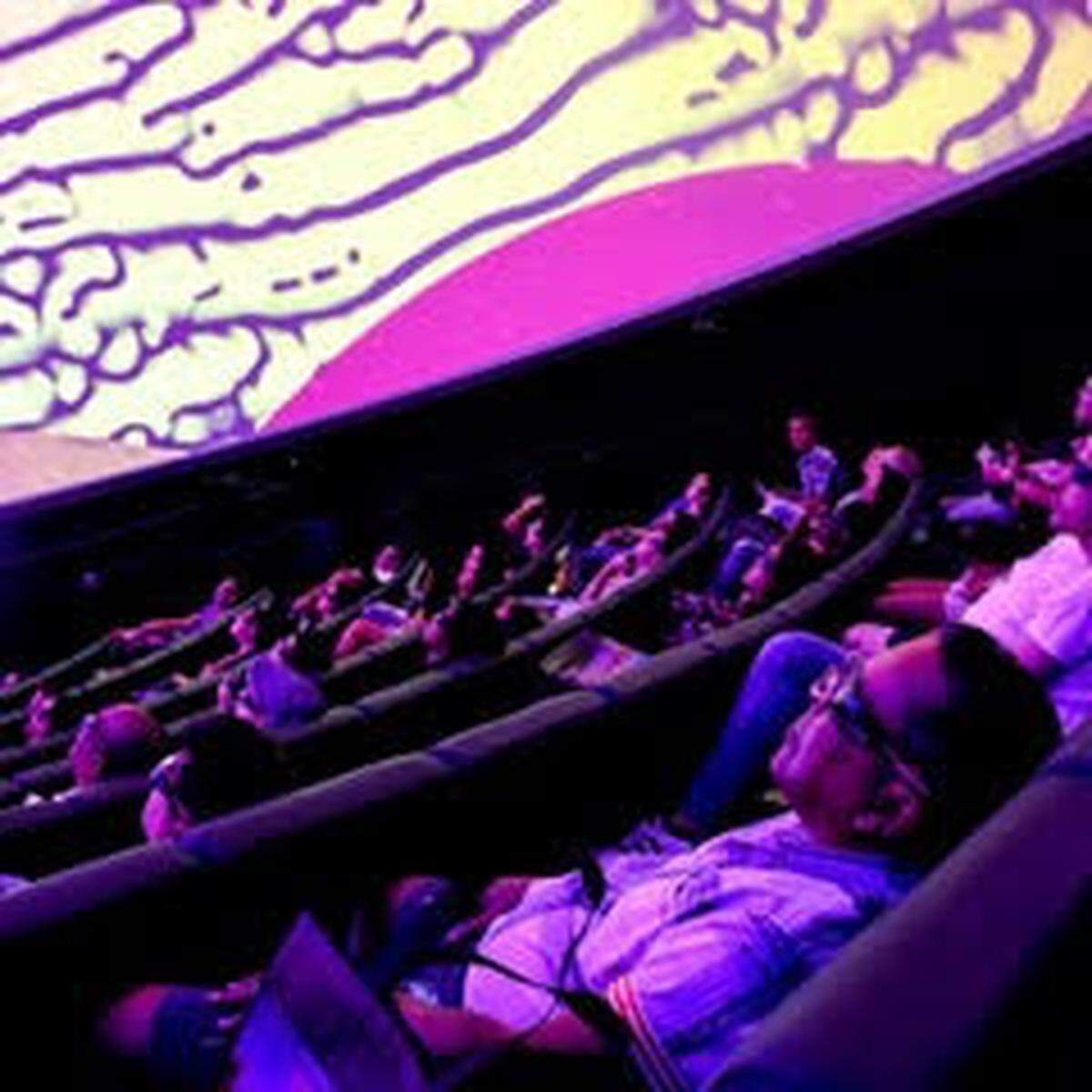 La edición navideña de ‘Laser Evening’ mezcla temas festivos, fragmentos de The Nutcracker, Daft Punk y Queen.