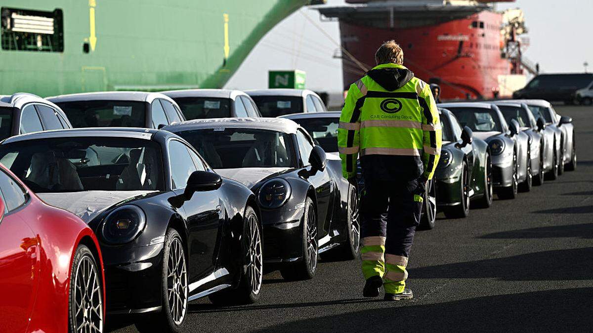 Nuevos automóviles Porsche están listos para su envío junto a la planta de Volkswagen en Emden, en el noroeste de Alemania, el jueves 23 de abril de 2026.