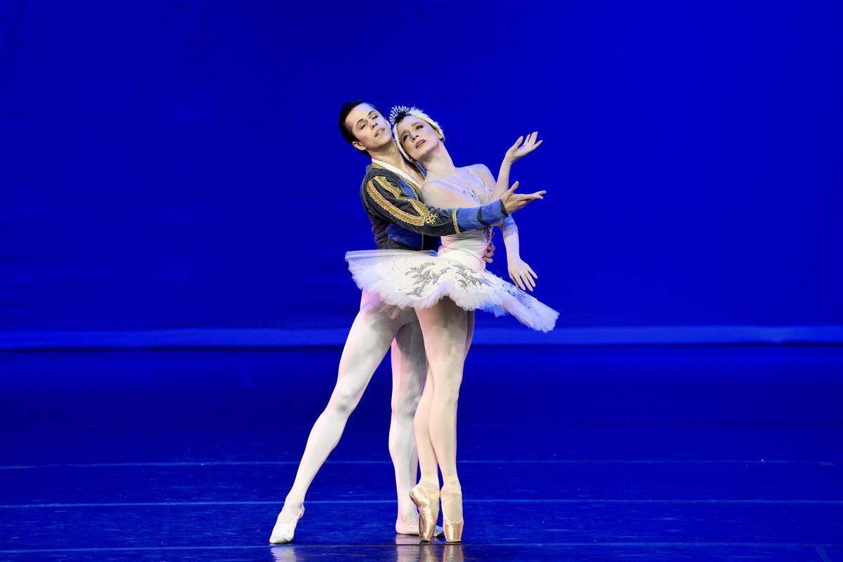 Melissa&nbsp;de&nbsp;Oliveira e Igor Monteiro, bailarines del Ballet Nacional Sodre (Uruguay), en el pas de deux del segundo acto de “El Lago de los Cisnes”, con coreografía de Raúl Candal basada en Marius Petipa. 