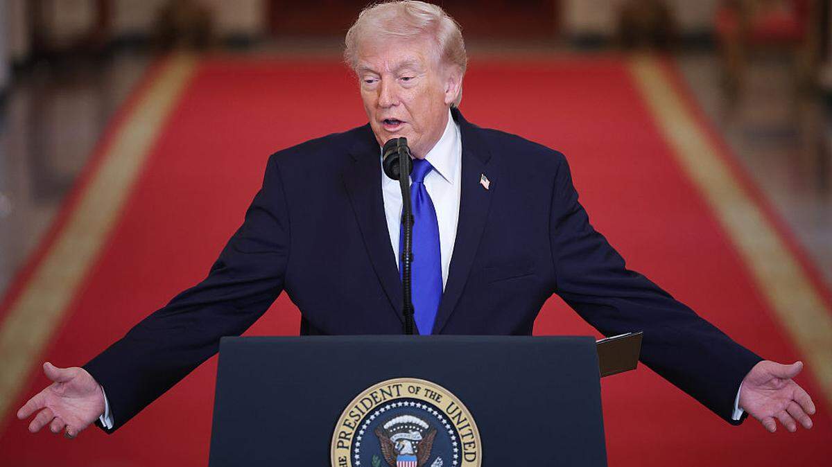El presidente Donald Trump habla durante una ceremonia en memoria de las “Familias Ángeles”, celebrada en la Sala Este de la Casa Blanca el lunes 23 de febrero de 2026 en Washington, DC. El término “Familias Ángeles” lo utiliza el gobierno de Trump para describir a las personas que han perdido a un familiar a causa de un delito cometido por un inmigrante indocumentado.