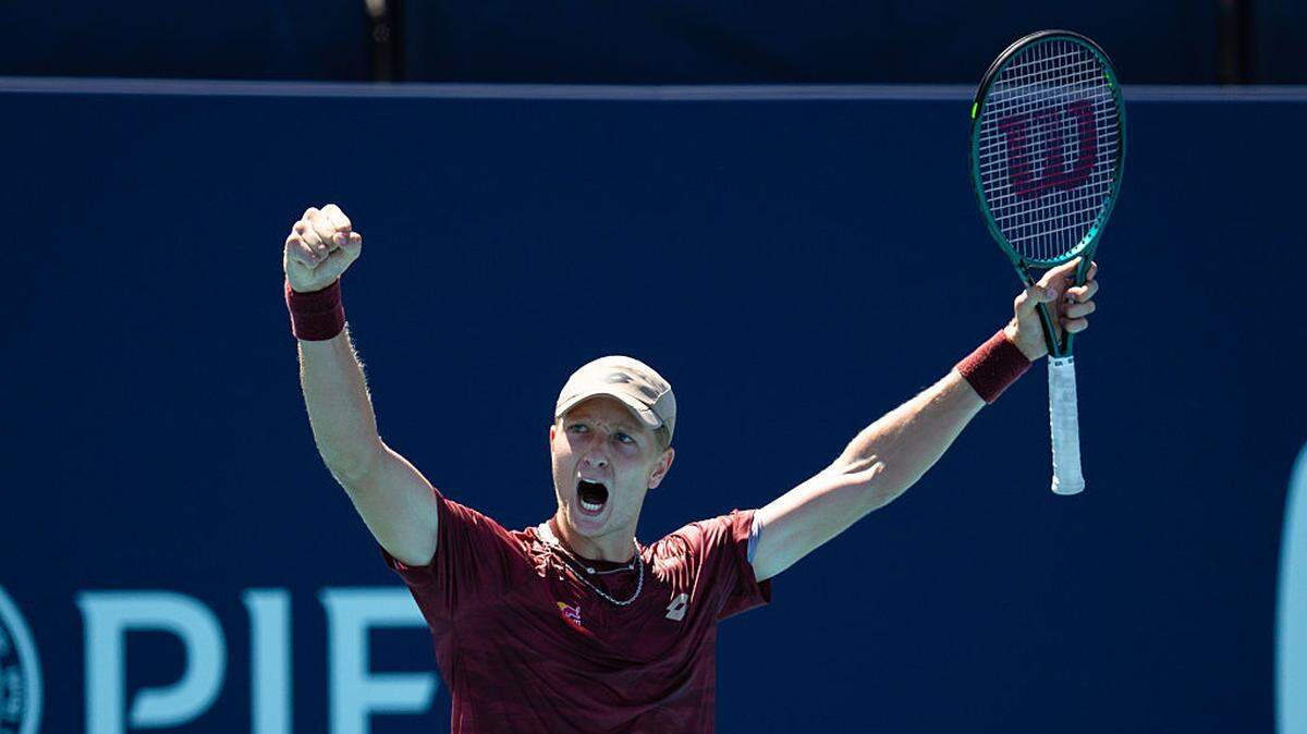 El español Martín Landaluce celebra una jugada ante el estadounidense Sebastian Korda, en el partido de octavos de final del Miami Open efectuado el 24 de marzo de 2026 en el Hard Rock Stadium de Miami Gardens, Florida. 