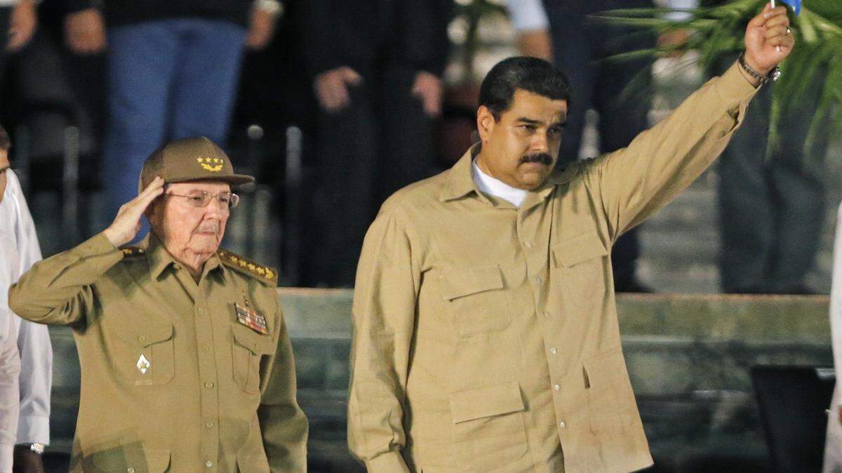 Raúl Castro con Nicolás Maduro durante la ceremonia de homenaje a Fidel Castro, en Santiago de Cuba el 3 de diciembre de 2016.