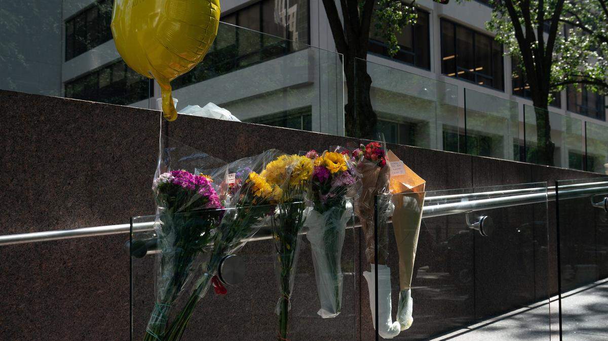 Un monumento improvisado se ve en la foto afuera del número 345 de Park Ave., el martes 29 de julio de 2025, en la ciudad de Nueva York.