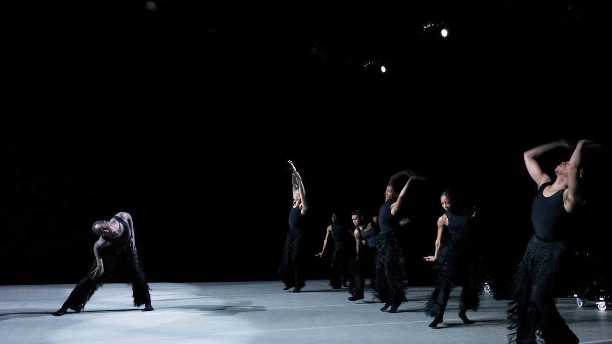 Los bailarines de Ailey II en “Enemy in the Figure” de William Forsythe.
