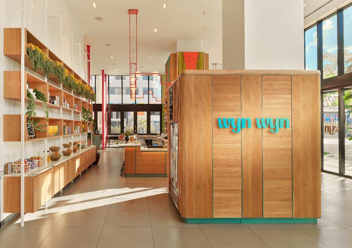 La entrada al restaurante Wyn Wyn desde el lobby del hotel Arlo Wynwood.