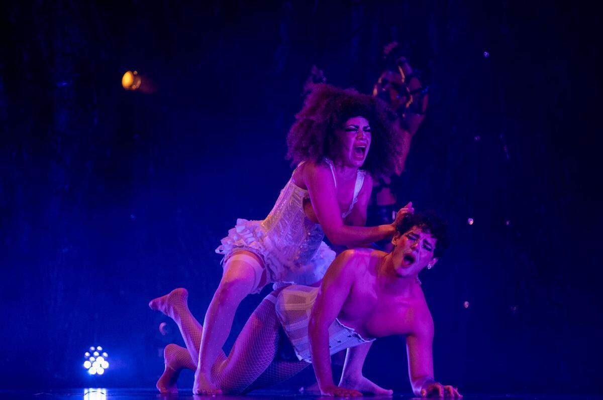 Amalia Gaute y Carlos Busto son Melibea y Calisto en este montaje de Teatro El Público, la agrupación dramática cubana fundada y dirigida por Carlos Díaz. 