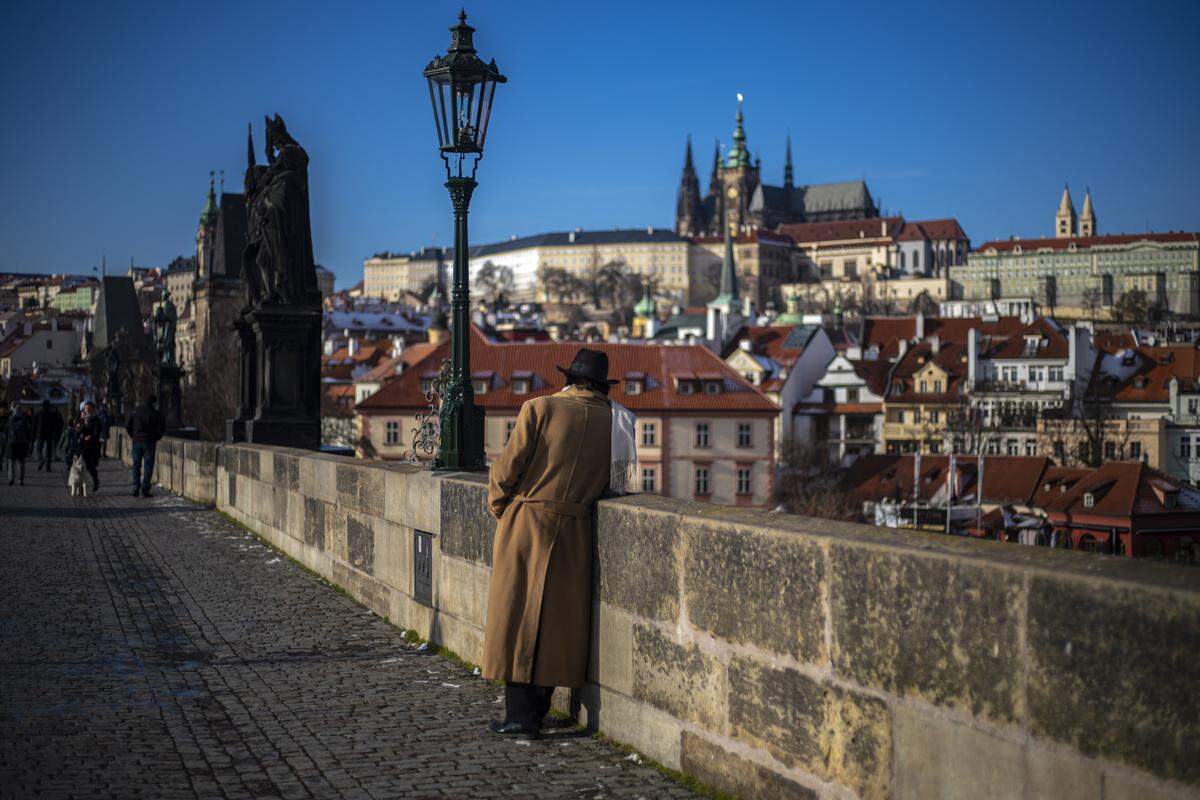 El Puente de Carlos (Karlův most) es el monumento más icónico de Praga, una estructura gótica del siglo XIV (iniciada en 1357 por Carlos IV) que cruza el río Moldava. Conecta la Ciudad Vieja (Staré Město) con Malá Strana, adornado con 30 estatuas barrocas