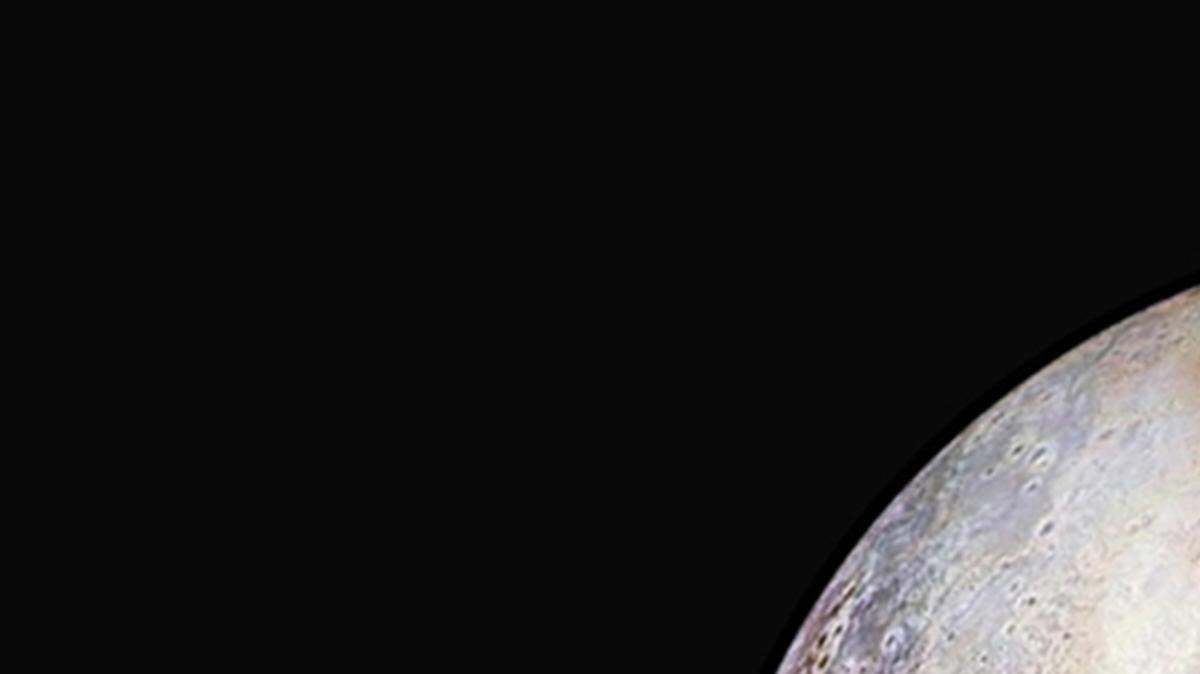 Nuevos datos obtenidos por la nave espacial estadounidense New Horizons y publicados este jueves en la revista Science muestran que la superficie de Plutón es diversa, contiene montañas, glaciares y una atmósfera neblinosa y presenta gran variedad de colores.