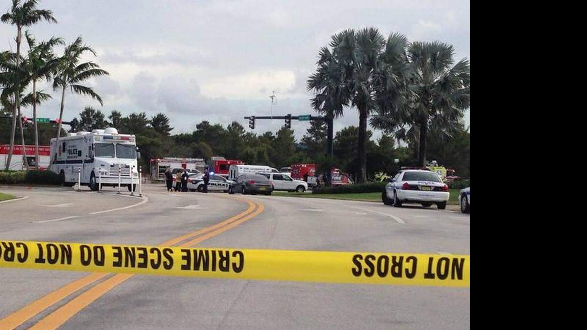 La policía de Fort Lauderdale y los bomberos están en la escena en la que un avión se estrelló cerca del aeropuerto ejecutivo de Fort Lauderdale, el domingo, 12 de abril 2015.