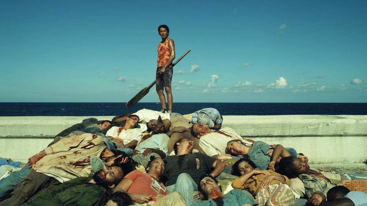 “La Habana colaboró mucho”, dice Alejandro Brugués sobre los edificios derruidos que sirven de marco a su película ‘Juan de los Muertos’, que se originó en un paseo del director por la capital cubana.