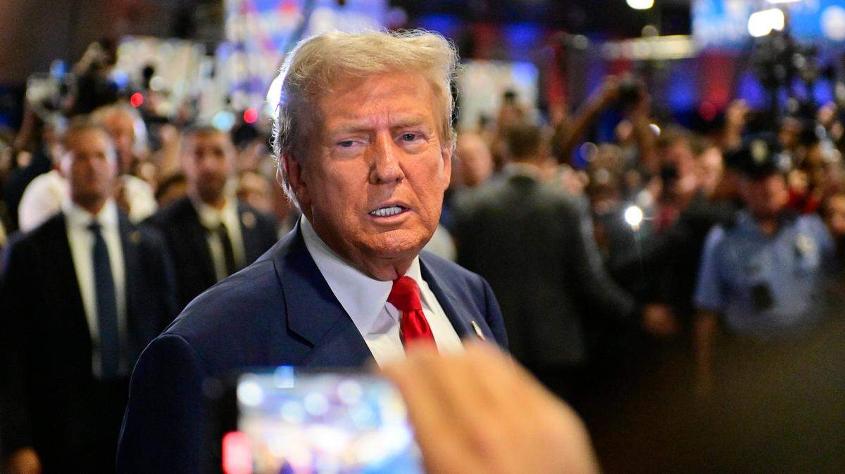 El expresidente y candidato presidencial republicano Donald Trump responde preguntas de periodistas después del debate que tuvo con la vicepresidenta y candidata demócrata Kamala Harris, el martes 10 de septiembre de 2024, en Filadelfia, Pensilvania.