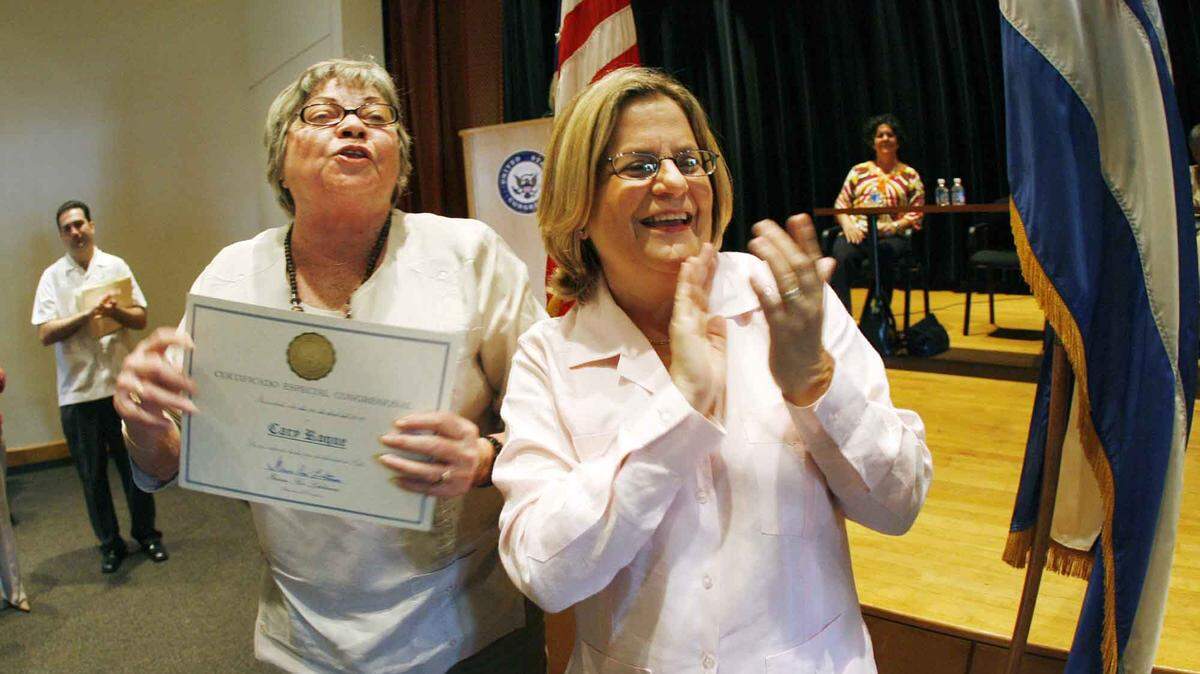 La ex presa política Cary Roque (izq.) le da un gran reconocimiento a Humberto Medrano, luchador por los derechos de los presos políticos. A su lado la congresista Ileana Ros-Lehtinen durante la ceremonia en el Koubek Center de la Universidad de Miami, donde fueron reconocidas 150 ex presas politicas cubanas.
