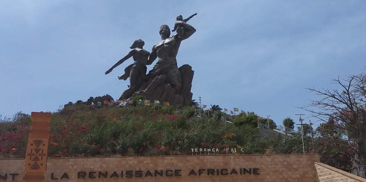 El Monumento al Renacimiento Africano, una gigantesca estatua de bronce bajo la cual se ubica una nueva sala de arte negro que fue diseñada por ingenieros norcoreanos.
