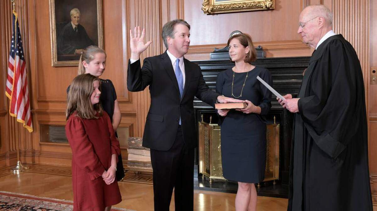 Kavanaugh prestó juramento como miembro de la Corte Suprema de EEUU.